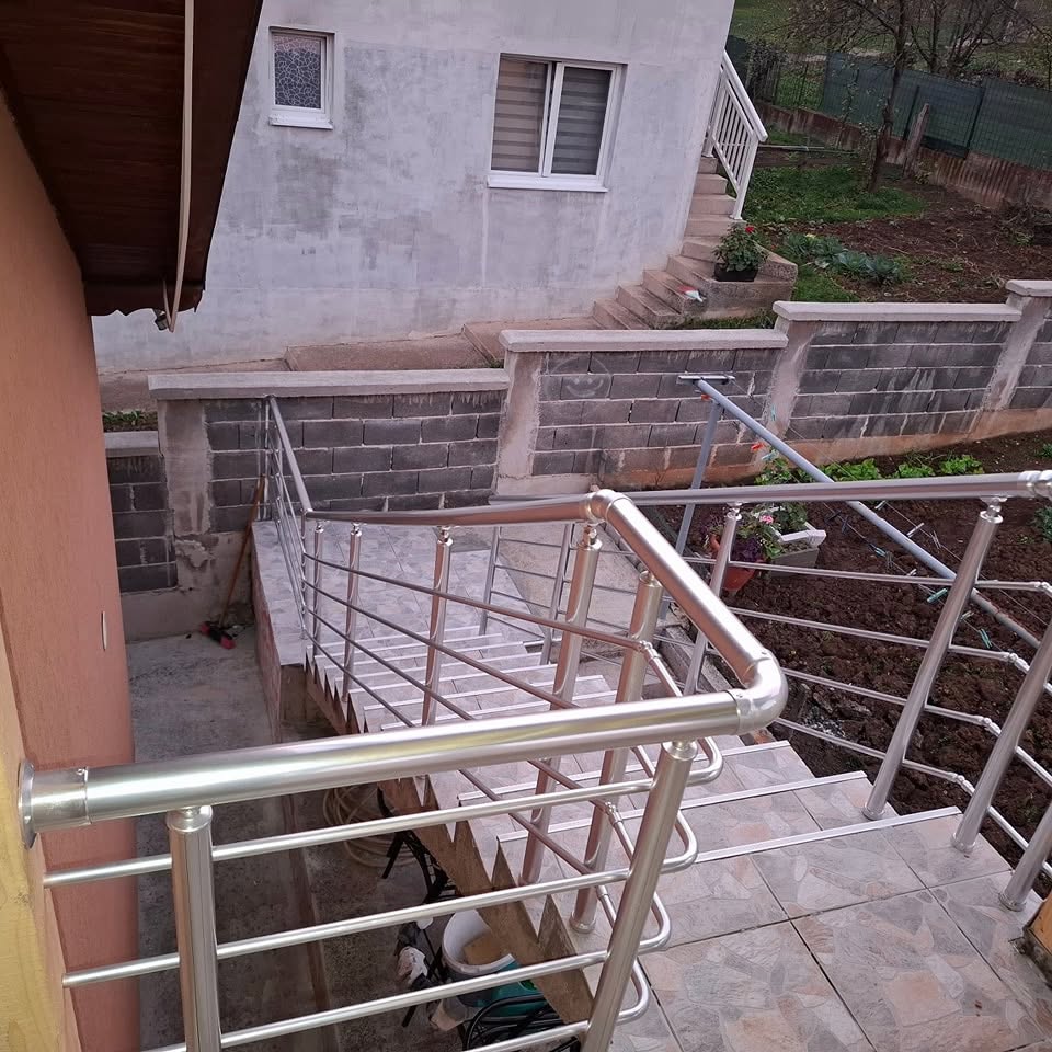 Montaža aluminijske ograde na stepenišnom dijelu.